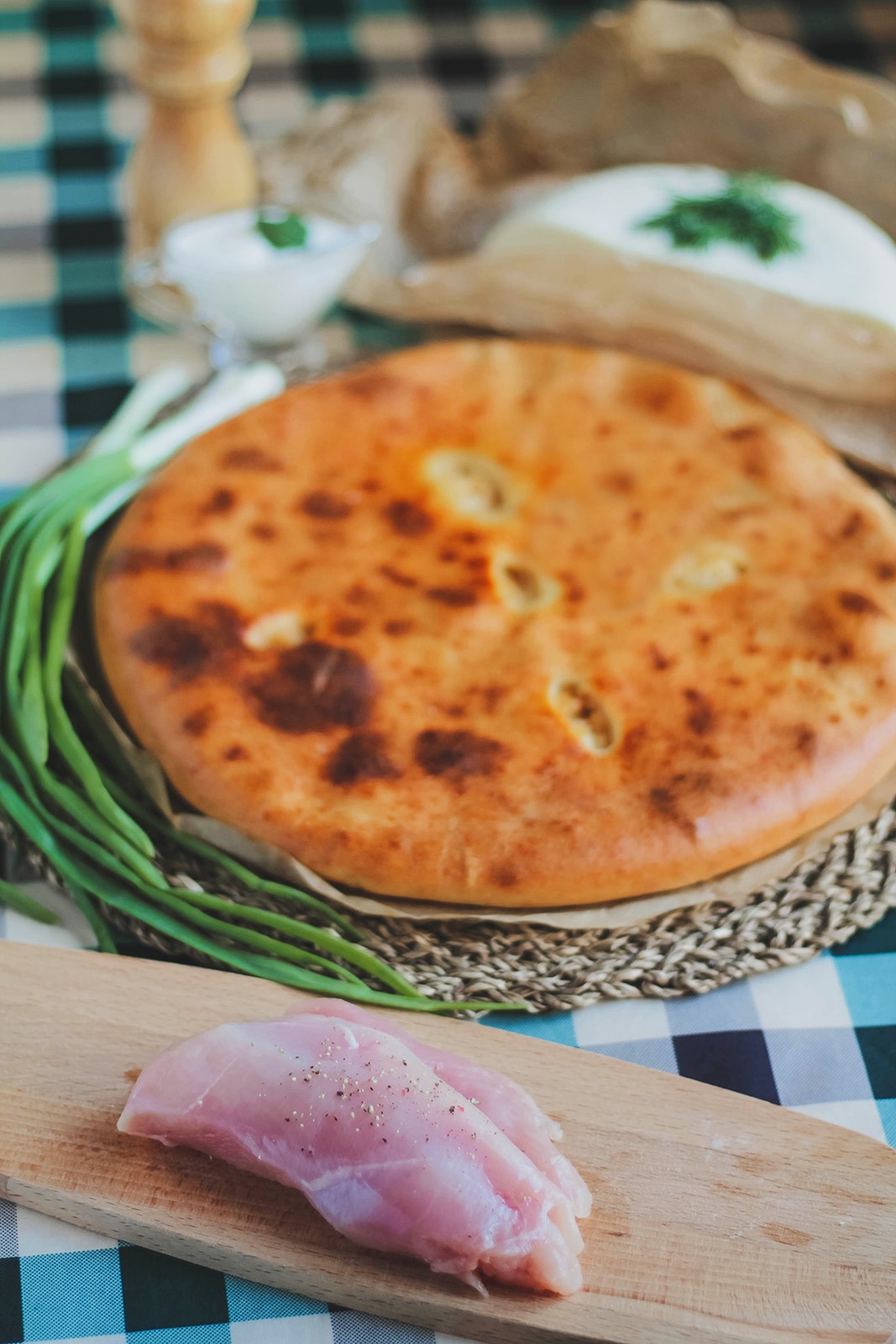 Осетинский пирог курицей, адыгейским сыром и луком